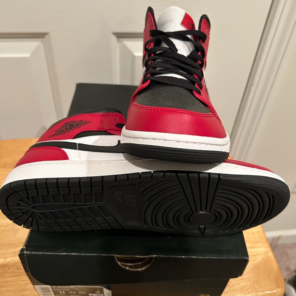 **Brand New***The Jordan 1 Mid Chicago Toe